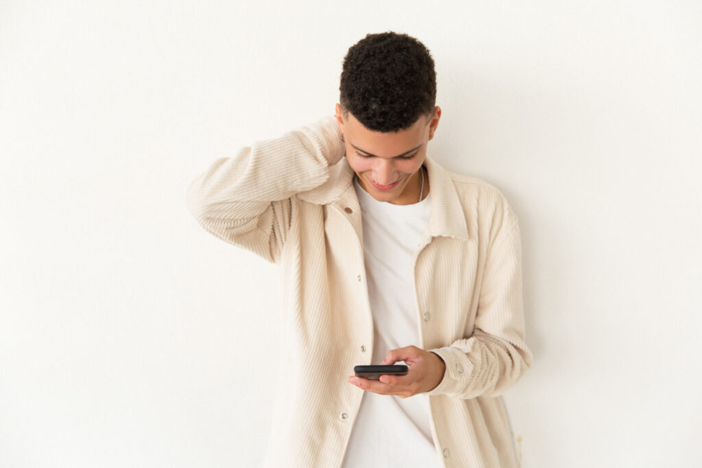 El uso de los dispositivos digitales acelera la aparición de papada. (Fuente: Freepik/pch.vector)
