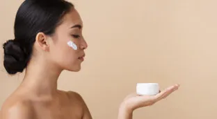 Cremas con microagujas: beneficios y peligros del último fenómeno viral en redes