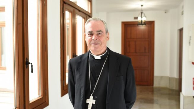 El obispo de Málaga, ingresado en la UCI por una infección tras una operación