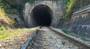 ADIF compra un tren para evitar casos como el de los convoyes que no cabían por los túneles