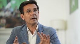 El PSOE sostiene que Juanma Moreno «es lo mismo que Trump, pero peinado»
