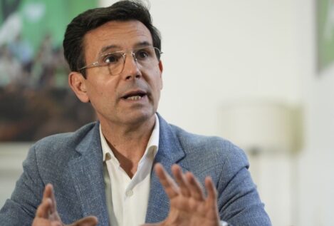 El PSOE sostiene que Juanma Moreno «es lo mismo que Trump, pero peinado»