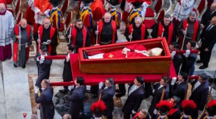 Largas colas, recogimiento y oración en San Pedro: los feligreses se despiden del Papa