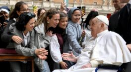 El Papa reaparece en la plaza de San Pedro al final de la misa del Domingo de Ramos