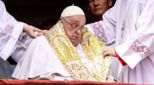El Papa imparte la bendición 'Urbi et Orbi' y se pasea en el papamóvil