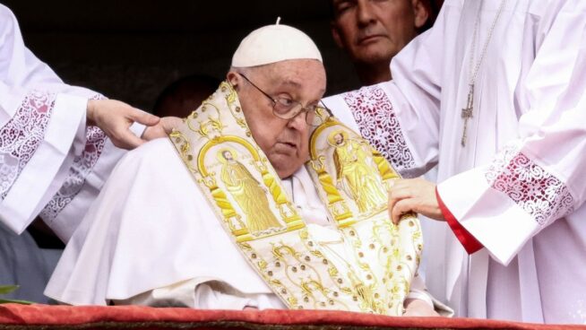 El Papa imparte la bendición 'Urbi et Orbi' y se pasea en el papamóvil