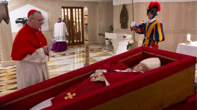 El Vaticano publica la primera foto del féretro del papa Francisco en la Capilla de Santa Marta