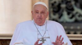 El Papa reaparece en público en la plaza de San Pedro: «Buen domingo a todos y gracias»