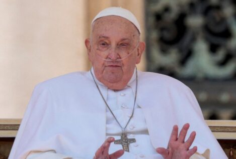 El Papa reaparece en público en la plaza de San Pedro: «Buen domingo a todos y gracias»