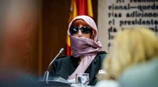 La pareja de Koldo oculta su rostro en el Senado y descarta declarar por estar investigada