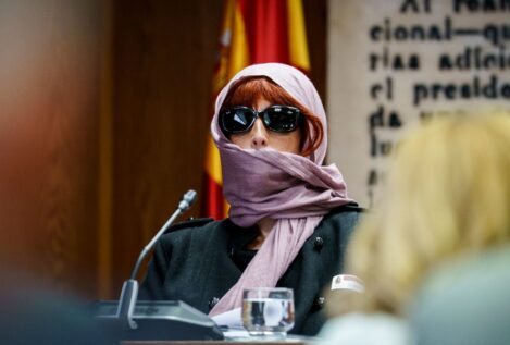 La pareja de Koldo oculta su rostro en el Senado y descarta declarar por estar investigada