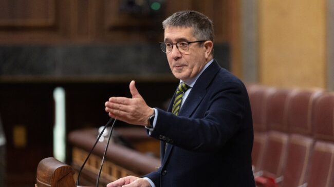 El PSOE tacha a Trump de ridículo tras su mofa sobre aranceles y ERC lo compara con Ayuso