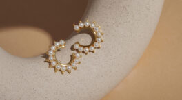 Las perlas están de moda: todas las claves para lucirlas en joyas, prendas y complementos