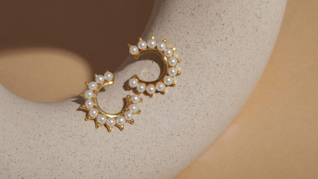 Las perlas están de moda: todas las claves para lucirlas en joyas, prendas y complementos