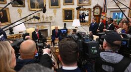 Un juez ordena al Gobierno que restaure el acceso de Associated Press a la Casa Blanca