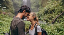 La persona correcta te hará enamorarte tres veces: de ella, de ti y de la vida
