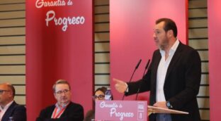 Puente pide a los militantes del PSOE «responder más» para defender a su partido