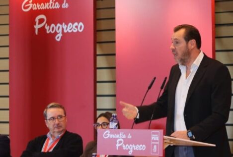 Puente pide a los militantes del PSOE «responder más» para defender a su partido