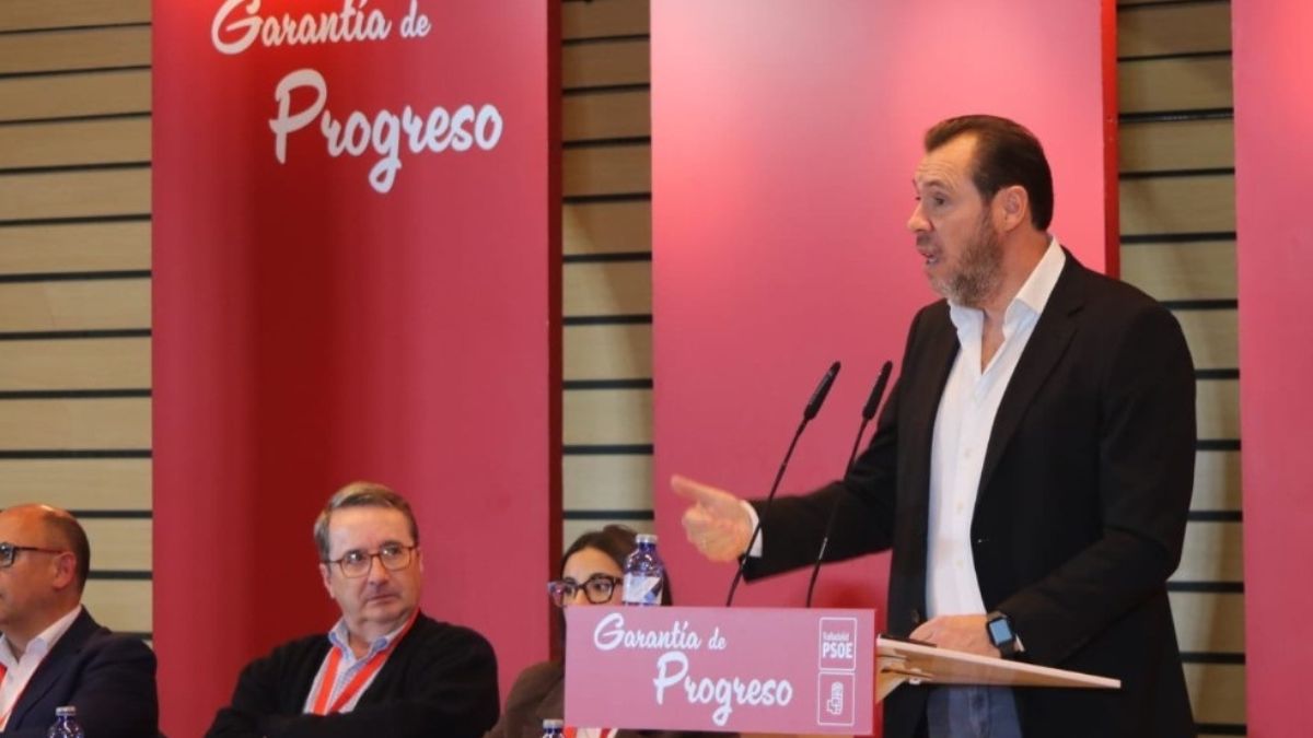Puente pide a los militantes del PSOE «responder más» para defender a su partido