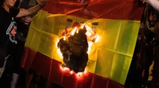 España, al borde del colapso constitucional, según el último informe de NEOS