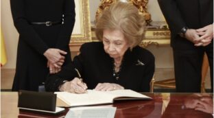 Una psicóloga analiza lo que la letra de la reina Sofía revela: «Se anula y se siente pequeñita»