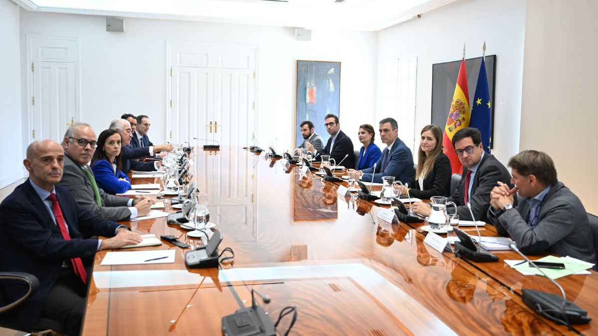 Sánchez usará el señuelo de las eléctricas para eclipsar el debate de las armas en el Congreso