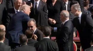 Los Reyes saludan a Donald Trump antes de comenzar el funeral del Papa Francisco