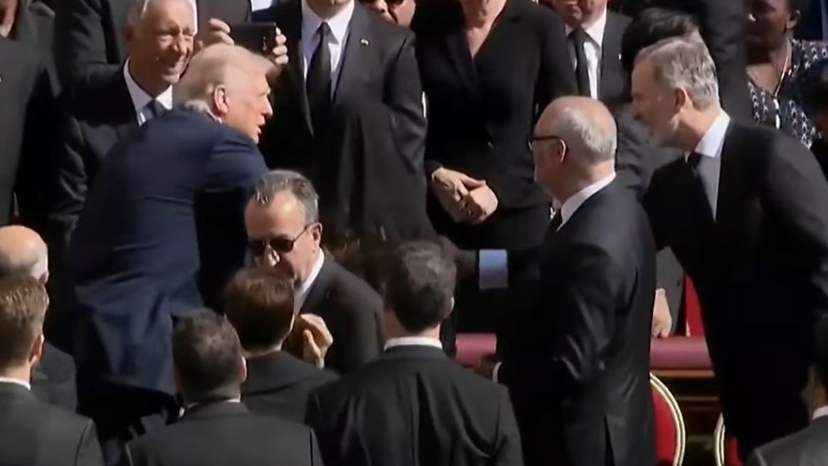 Los Reyes saludan a Donald Trump antes de comenzar el funeral del Papa Francisco