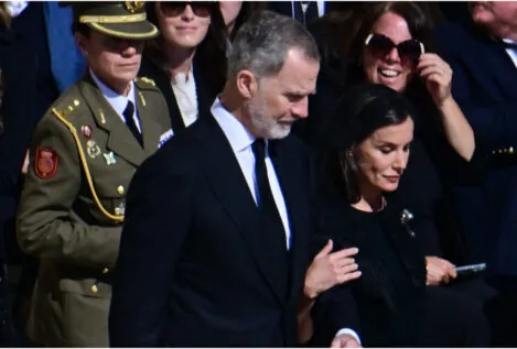 Los Reyes llegan al funeral del Papa: su visita privada a la capilla ardiente y de riguroso luto