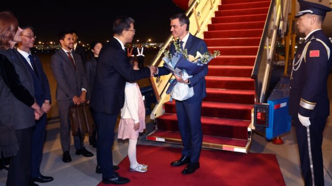 Sánchez llega a China en plena crisis arancelaria y tras la advertencia de EEUU