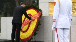 Pedro Sánchez rinde tributo al líder comunista Ho Chi Minh con una ofrenda floral en Vietnam