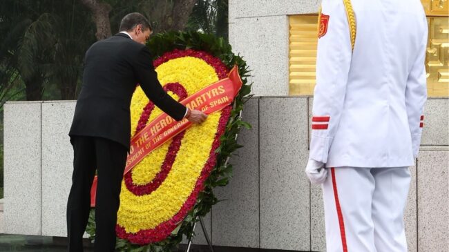 Sánchez hace una ofrenda floral en el mausoleo del líder comunista de Vietnam Ho Chi Minh