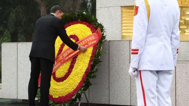 Pedro Sánchez rinde tributo al líder comunista Ho Chi Minh con una ofrenda floral en Vietnam