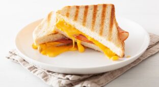 Cómo preparar un sándwich mixto crujiente en la freidora de aire