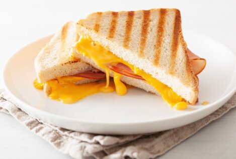 Cómo preparar un sándwich mixto crujiente en la freidora de aire