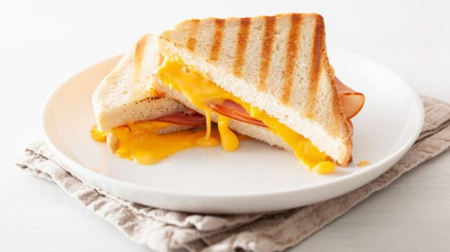 Cómo preparar un sándwich mixto crujiente en la freidora de aire