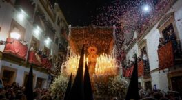 Sevilla celebra la 'Madrugá' con cambio de itinerario tras explotar un registro eléctrico