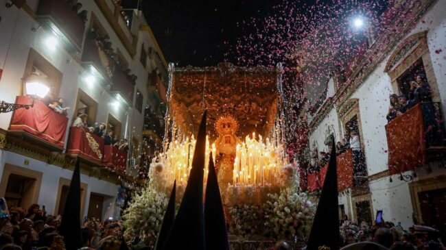Sevilla celebra la 'Madrugá' con cambio de itinerario tras explotar un registro eléctrico