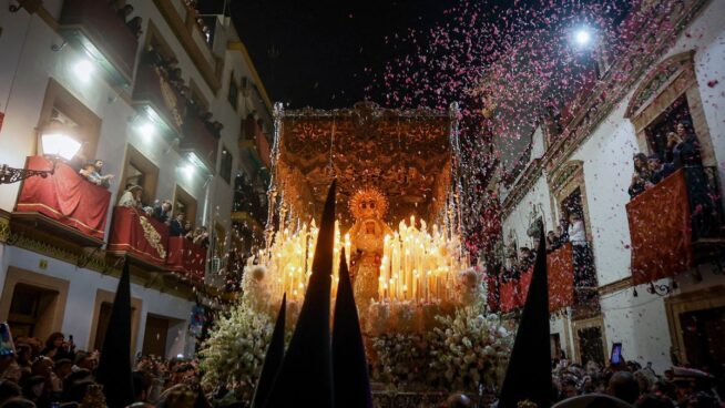 Sevilla celebra la 'Madrugá' con cambio de itinerario tras explotar un registro eléctrico