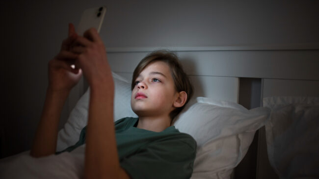 Más sueño y más horas: la receta para tener adolescentes inteligentes, según un estudio