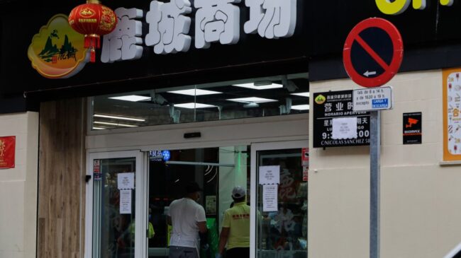 Los negocios chinos en España cambian: dejan los bazares por bares, moda y peluquerías