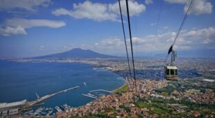 Cuatro muertos al romperse el cable de un teleférico en Nápoles (Italia)
