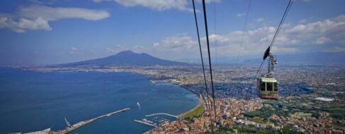 Cuatro muertos al romperse el cable de un teleférico en Nápoles (Italia)