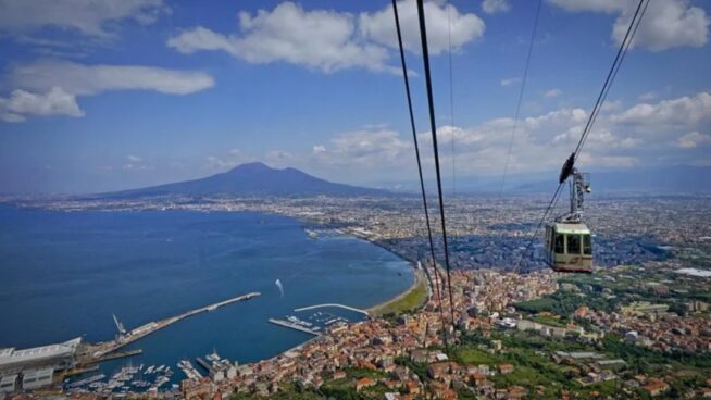 Cuatro muertos al romperse el cable de un teleférico en Nápoles (Italia)