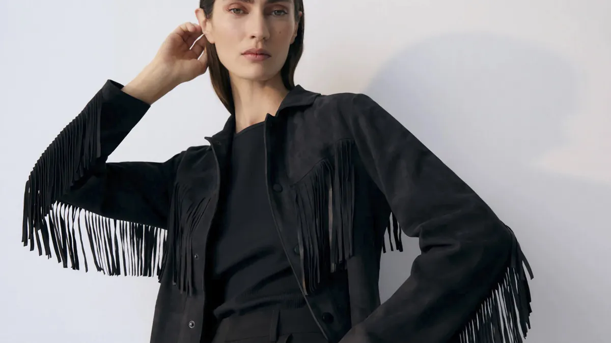 Los flecos vuelan entre las tendencias: prendas y accesorios para lucirlos como una experta