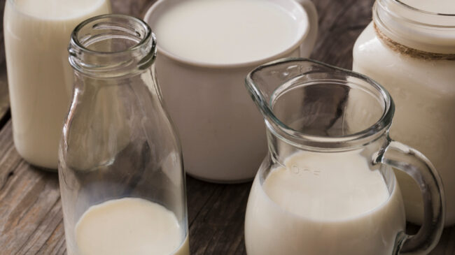 TikTok se llena de gente tomando leche sin pasteurizar: esto es lo que puede pasar