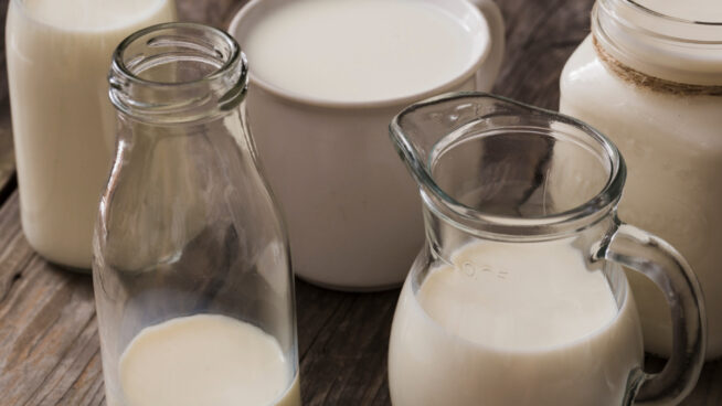 TikTok se llena de gente tomando leche sin pasteurizar: esto es lo que puede pasar