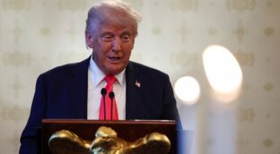 Trump congela 2,3 millones de euros en dos subvenciones para la Universidad de Harvard