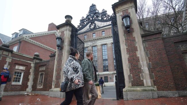 Trump congela 2.200 millones de dólares en subvenciones para la Universidad de Harvard