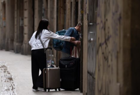 Barcelona reafirma su compromiso con la tasa turística y con el 25% para vivienda